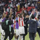 Los jugadores de Liga de Quito festejaron con los hinchas la gran ventaja conseguida en la primera final ante Independiente del Valle.