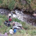El carro y los pasajeros en su interior rodaron a unos 100 metros de la quebrada, cerca al río.