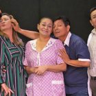 Amparo junto al elenco de Mis adorables entenados.