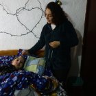 Esmeralda permanece pendiente de su hijo durante todo el día.