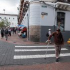 Los adultos mayores son quienes más padecen al cruzar una vía en el centro Histórico de Quito.