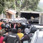 En medio del dolor de los familiares de las víctimas los cuerpos fueron embarcados en el carron de Medicina Legal y llevados al Laboratorio de Criminalística y Ciencias Forenses.