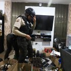 La Policía allanó una vivienda que era utilizada como laboratorio para envasar licor 'trucho'.