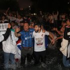 A los hinchas de Liga de Quito no les importó el frío y se bañaron en la pileta de la U. Central.