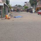 El cadáver del sospechoso quedó tendido en la calzada, desde donde fue retirado por agentes policiales que llegaron hacia el sector.