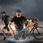 El ejercicio ayuda a quemar calorías y promueve un metabolismo saludable, lo que facilita el control del peso y la prevención de la obesidad.