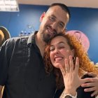 Alondra Santiago al lado de su prometido.