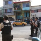 Este martes 17 de diciembre, policías se dirigieron al sitio donde se produjo el hecho violento, para resguardar la zona.