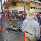 Las dos personas de la tercera edad quedaron tendidas sobre la calzada, luego de ser arrolladas por el camión.