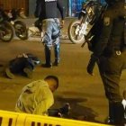 A uno de los sujetos se le habría caído un arma de fuego.