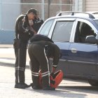 La víctima fue atacada mientras conducía un vehículo.