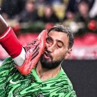 Momento en que Donnarumma fue impactado por Singo en el partido entre Mónaco y París Saint-Germain