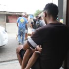 Steven, el padre, intentaba consolar al pequeño. Su mamá asegura que el niño se incomoda cuando no escucha.