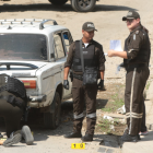 El cuerpo de la víctima quedó tendido junto a un vehículo.