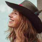 La Baronesa ama la música jazz, sus canciones están en varios idiomas.