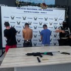 En poder de los menores retenidos se encontró dos armas de fuego y varias municiones.