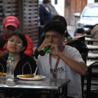 Algunos quiteños prefieren pasar la resaca comiendo con su pareja.