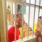 Presos en la cárcel Ramo Verde muestran las heridas causadas por los militares.