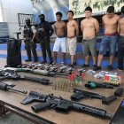 A los sujetos se les encontró, entre otros objetos, armas de fuego y municiones.