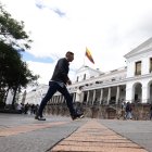 Los ciudadanos no pueden acercarse a la fachada del Palacio de Carondelet, como era habitual.