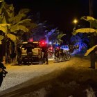 Policías acudieron al sitio del hecho violento para retirar los cadáveres.