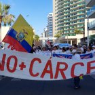 Manifestación en el malecón de Salinas por construcción de cárcel.