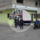 El conductor perdió el control del vehículo y se estrelló contra un poste, cerca de una casa verde.