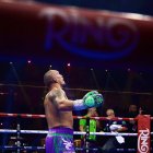 Usyk celebró de rodillas los cinturones de las tres organizaciones mundiales.