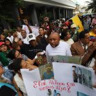 Personas protestan en los exteriores de la Fiscalía del Guayas por la desaparición de cuatro niños.