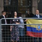 Verónica Abad afuera del despacho vicepresidencial.