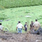 La policía llegó al lugar para retirar los cadáveres que se encontraban en el agua.DESMENBRADOS AG-PERIODISTA AG-GRANASA AG-EXTRA