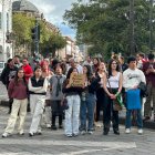 En el parque Calderón, de Cuenca, hay reclamos por la desaparición de cuatro niños en Guayaquil.