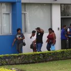 Familiares de los niños desaparecidos y defensores de los DD. HH. estuvieron en la morgue de Guayaquil este 25 de diciembre.