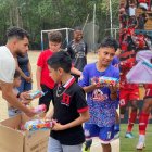 Charles Vélez volvió a su escuela de fútbol Unión 25.