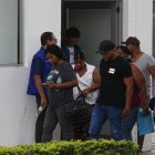 Familiares de los cuatro menores salieron del Laboratorio de Ciencias Forenses cerca de las 15:00.