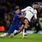 Londres (Reino Unido), 26/12/2024.- Enzo Fernández de Chelsea (L) y Antonee Robinson de Fulham en acción durante el partido de fútbol de la Premier League inglesa entre el Chelsea FC y Fulham FC en Londres, Gran Bretaña, 26 de diciembre de 2024. ( Reino Unido, Londres) EFE/EPA/DAVID CLIFF SÓLO PARA USO EDITORIAL. No se puede utilizar con audio, vídeo, datos, listas de partidos, logotipos de clubes/ligas, servicios "en vivo" o NFT no autorizados. Uso en línea durante el partido limitado a 120 imágenes, sin emulación de video. No se utiliza en apuestas, juegos o publicaciones de un solo club/liga/jugador.