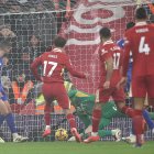 El jugador del Liverpool Curtis Jones marca el segundo gol durante el partido de la Premier League que han jugado Liverpool FC y Leicester City FC, en Liverpool, Reino Unido.