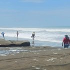 Por el oleaje, en Manta hubo que evacuar a bañistas.