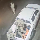 Una cámara de seguridad grabó el momento de la detención de los niños.