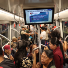 Ciudadanos usando el Metro de Quito.