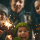 Una familia celebra el Año Nuevo.