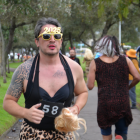 Los atletas corrieron vestidos de viudas.