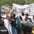 La audiencia se lleva a cabo en medio de un plantón en los exteriores.