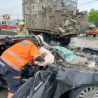 El choque dejó la parte frontal del vehículo liviano en ruinas.