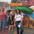 Logan vestido de viuda junto a Kathy García, en la calle 6 de marzo.