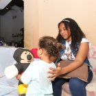 Dariel pasea con su monigote por toda su vivienda.