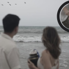 Karime Borja y Matthew Lapo esparciendo las cenizas de su hijo Mateito.