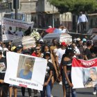 Masiva despedida en el sepelio de los cuatro niños de Las Malvinas.