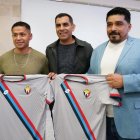 Omar Asad (d) en su llegada al Aeropuerto Internacional Mariscal Sucre, en Quito.