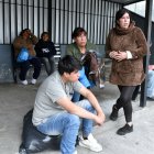 Los familiares del chico que recibió las cornadas esperaban que le dieran el alta. Estaban afuera del Hospital Enrique Garcés.